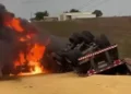 Caminhão com carga de milho tomba e pega fogo, na rodovia SE-170