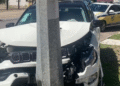 Mulher fica ferida após carro atingir poste na Zona Sul de Aracaju