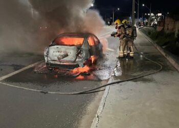 Carro pega fogo em via pública no bairro Bugio