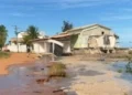 Avanço do mar causa desabamento em parte de imóvel na Praia do Saco, em Estância