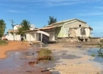 Avanço do mar causa desabamento em parte de imóvel na Praia do Saco, em Estância